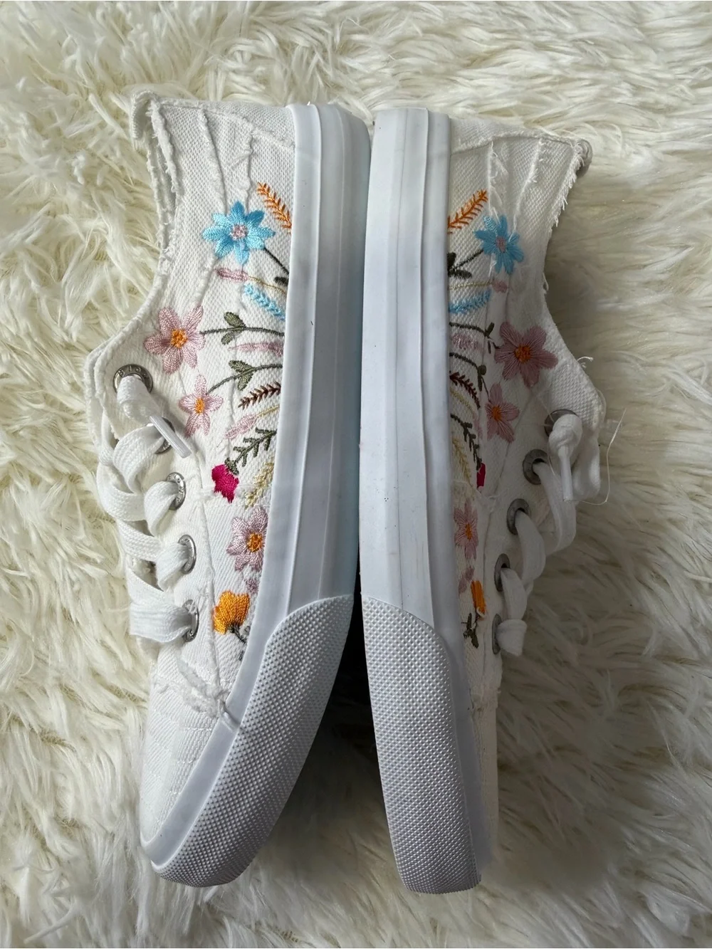 Blowfish White Canvas Sneakers with Floral Embroidery Size 8 cottagecore Beach